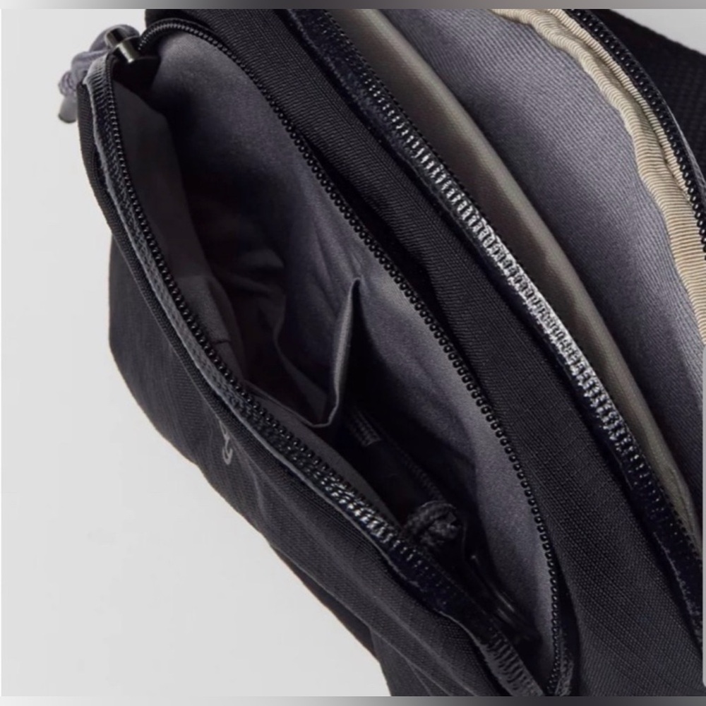 Urban Outfitters Unisex Bellroy Black Belt Bag - Picture 4 of 11